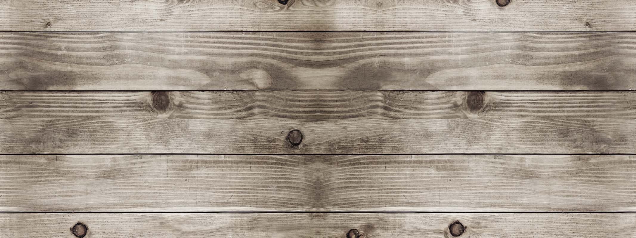 Horizontal angeordnete, verwitterte Holzbretter mit natürlicher Maserung, Astlöchern und leicht verblasstem, rustikalem Aussehen in hellbraunen und grauen Tönen.