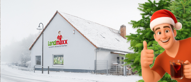 In einer verschneiten Szene ist ein weißes Gebäude zu sehen, an dessen Wand das Landmaxx-Logo prangt. Auf der rechten Seite hält ein fröhlicher Cartoon-Mann mit Weihnachtsmannmütze ein Getränk in der Hand und zeigt den Daumen nach oben, teilweise verdeckt von einem grünen Baum.