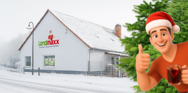 Ein verschneites ländliches Gebäude mit dem Landmaxx-Schild an der Wand. Im Vordergrund lächelt ein animierter Mann mit Weihnachtsmannmütze, zeigt den Daumen nach oben und hält einen Becher, daneben steht ein grüner Weihnachtsbaum.