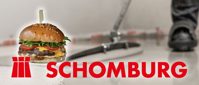 Ein Cheeseburger und das rote SCHOMBURG-Logo überlagern sich mit einem Hintergrund, der eine Person zeigt, die einen Bodenwischer auf einer nassen Oberfläche benutzt.
