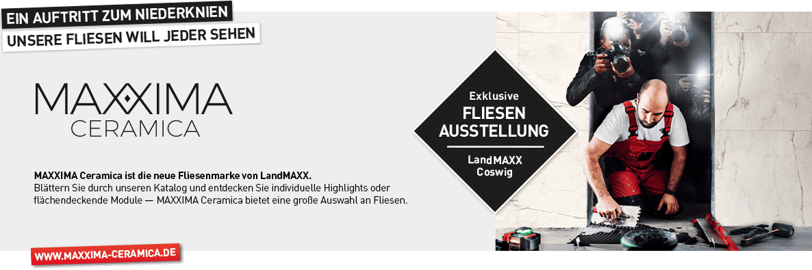 Ein Werbebanner für MAXXIMA CERAMICA zeigt zwei Arbeiter beim Fliesenverlegen. Der Text weist auf eine exklusive Fliesenausstellung im LandMAXX Coswig hin und wirbt für ein breites Fliesensortiment der Marke MAXXIMA.