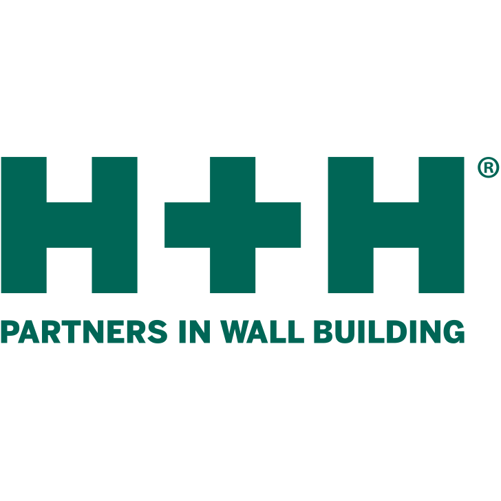 Grünes H+H-Logo mit dem Schriftzug „PARTNERS IN WALL BUILDING“ in grünen Großbuchstaben darunter, auf hellgrauem Hintergrund.