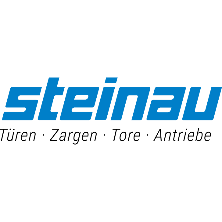 Logo mit dem Wort „steinau“ in blauer, fetter Kursivschrift. Darunter stehen auf weißem Hintergrund die Wörter „Türen · Zargen · Tore · Antriebe“ in schwarzer Schrift, die für Türen, Türzargen, Tore und Antriebe stehen.
