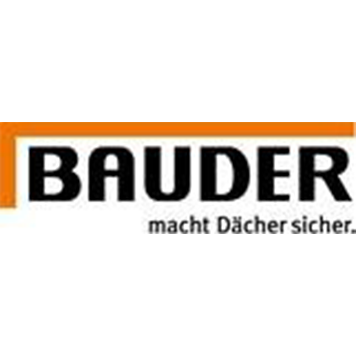 Logo mit dem Schriftzug „BAUDER“ in fetten schwarzen Buchstaben, einer orangefarbenen Linie oben links und dem deutschen Text „macht Dächer sicher“ darunter. Weißer Hintergrund.