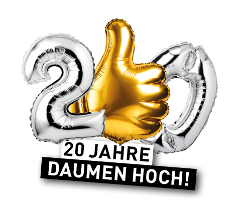 Goldener Folienballon in Form eines Daumens nach oben zwischen silbernen Folienballons, die die Zahl 20 bilden, mit dem Text 20 Jahre Daumen hoch! auf weißem Hintergrund.
